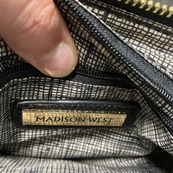 Black cross body bag with gold detail - Picture 4 of 7